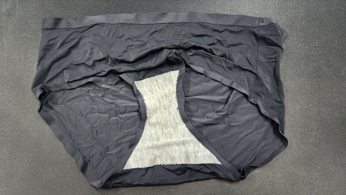 섹파가 입던 팬티 가지고 있는데.. 저에겐 이제 좀 지겹네요.  다른분들처럼 특정한 곳에 숨겨두고 가져가시라고 하면 가져라시려나요?
팬티 벗기고 한 판 한 후 바로 가져온 거라 처음엔 냄새가 진하게 났었는데 지금은 많이 연해지긴 했습니다만...