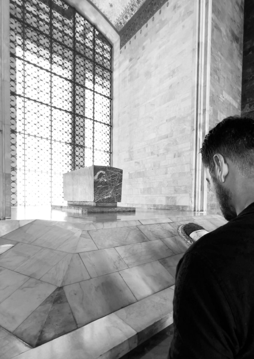 “Beni görmek demek mutlaka yüzümü görmek değildir. Benim fikirlerimi, benim duygularımı anlıyorsanız ve hissediyorsanız bu yeterlidir.”

#10Kasım ♾ Saygı ve Özlem’le.. 🇹🇷