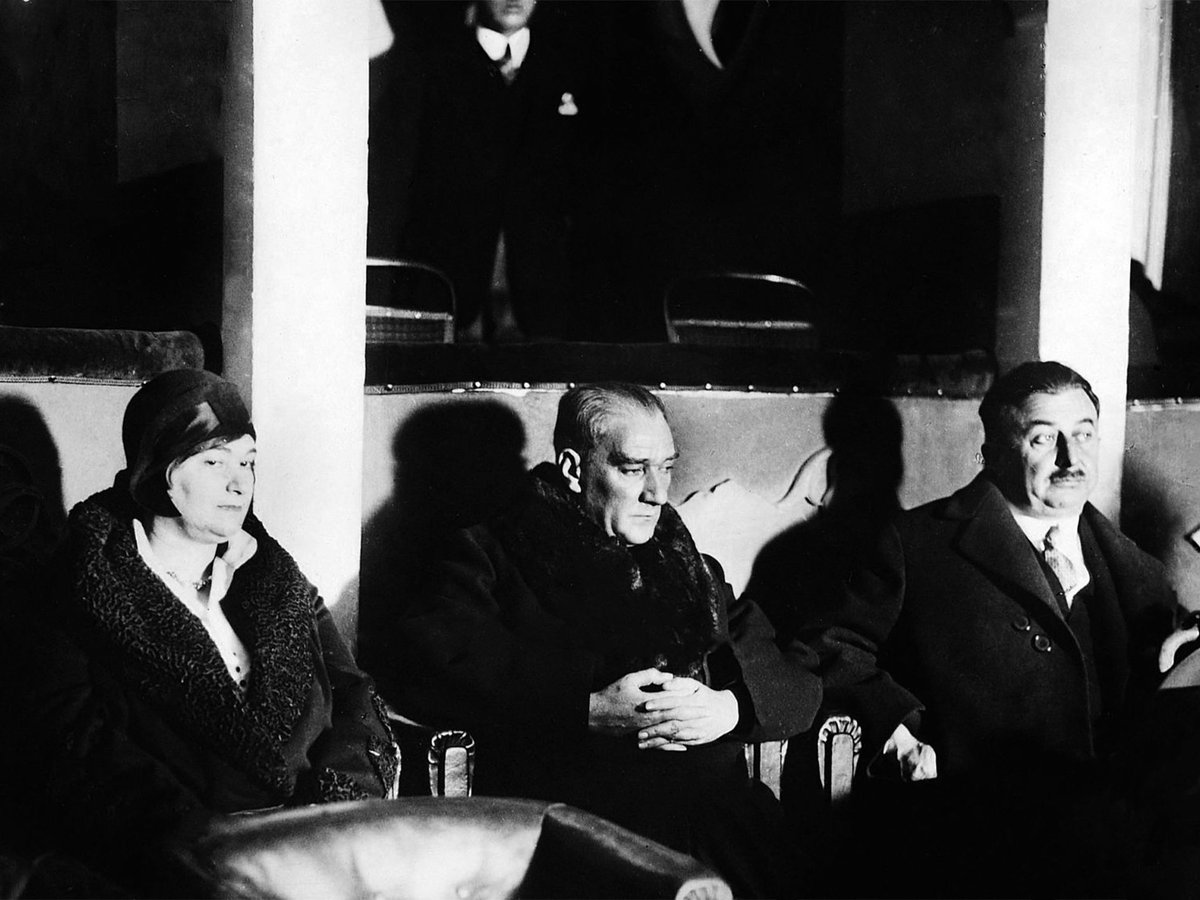 mubiturkiye's tweet photo. Atatürk, Elhamra Sineması’nda, 1930. https://t.co/ameV2dru2A