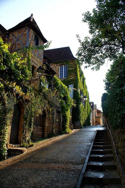 moraimauy's tweet photo. #Sarlat  #France https://t.co/80C8t6LPdY