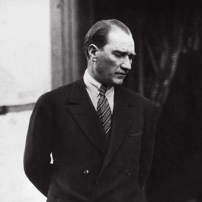 Yolunda yürümek bizim için şereflerin en büyüğü.
Ruhun şâd olsun Türk'ün Büyük Ata'sı, huzur içinde yat.