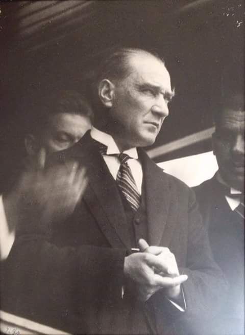 peynirgemisi's tweet photo. Kartpostal yüzü ya da bilimkurgu kahramanı değildi.
Hükümdar olmayı da istememişti.

O doğru bildiği yolda sebatla yürürken yorulmayan Selanikli bir yetimdi.
O hak bildiği menzilden ayrılmayan cesur, kararlı bir devrimciydi.
İmkansıza milletiyle birlikte meydan okuyan adamdı. https://t.co/OFNjaVzEye