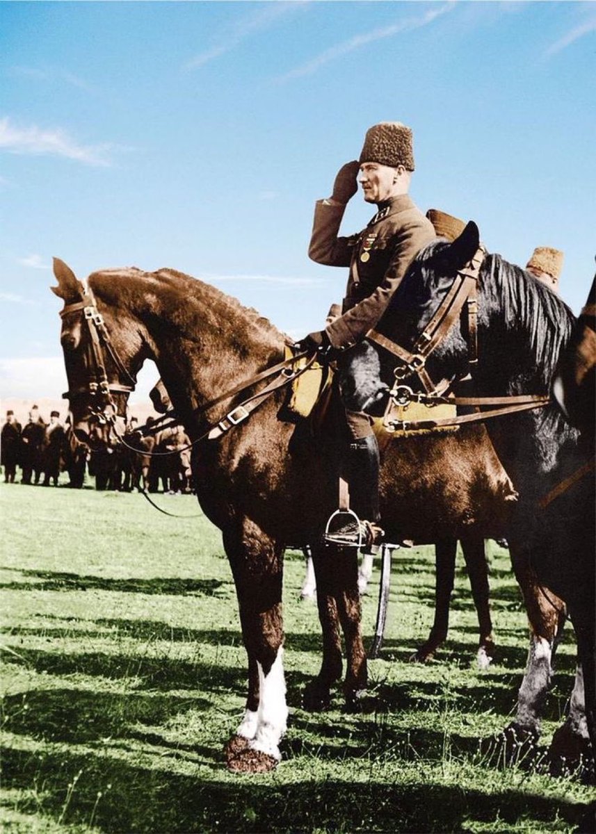 Saygı olsun bu çelik atlıların gök tuğuna,
Tuğu kaldırmış olan orduların Başbuğuna.