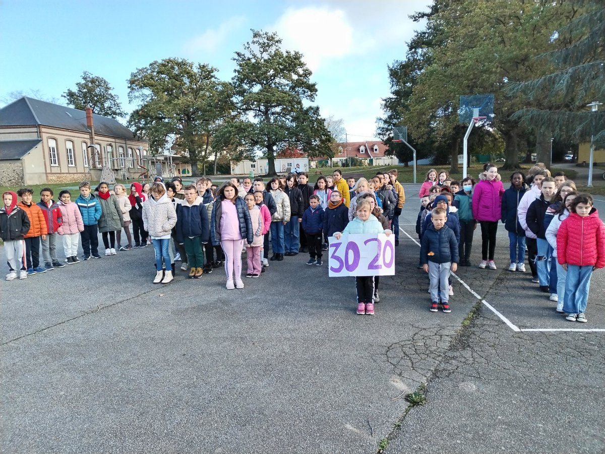 09/11 : journée NAH pour l'ensemble des classes de l'école Rochereuil 🤝🫶
Questionnaire national pour les ce2/Cm1/cm2, débats, échanges, élections des veilleurs de cour et photo d'école. 
Un moment émouvant pour lutter contreleharcèlementàl'école.
<a href="/ChaBriavoine/">Charline Briavoine</a>
@MoncadaFra