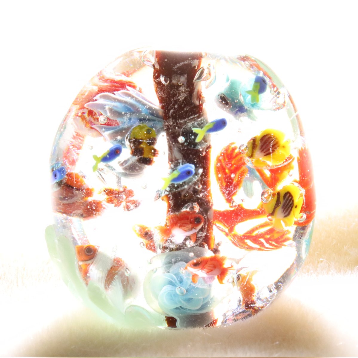 南の海のトンボ玉。お魚は、金太郎飴を作るようにして作ったものです。
アケボノチョウチョウウオ、カシワハナダイ、カクレクマノミ等のお魚が泳いでいます。
#私の作品もっと沢山の人に広がれ祭り