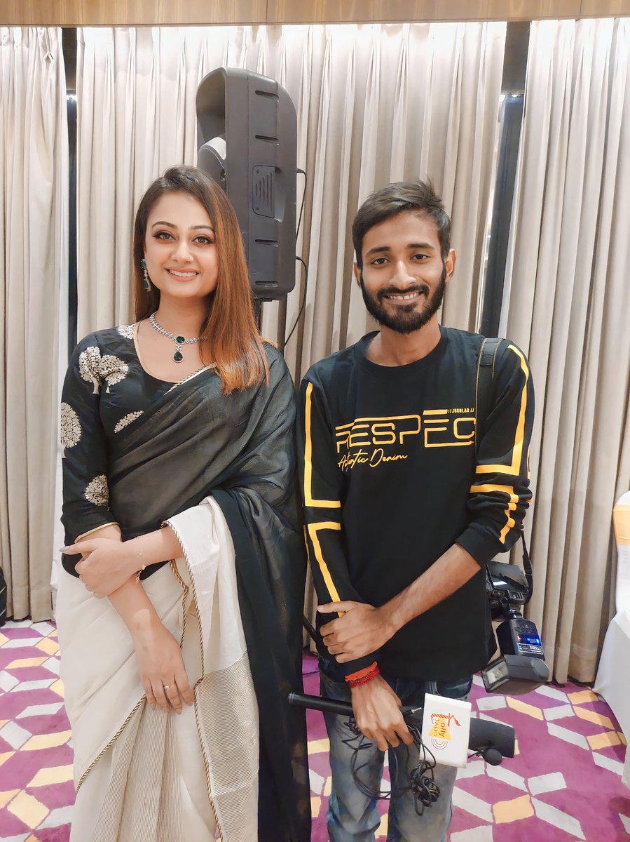 suranjansil's tweet image. Meet After Long Time #tonnilaharoy
#SamePose #Black