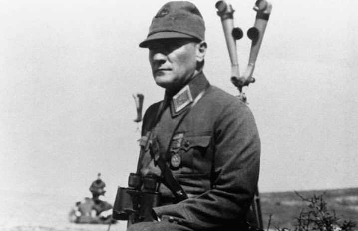 10 Kasım’da saat 9’u 5 geçe siren seslerinden kuduranlar  85 yıldır seni unutturmaya çalışıyorlar.. 
Senin kurduğun diyanet Cuma hutbesinde senden bahsetmeyecekmiş!! 
Biz buradayız Atam, 
Unutursak,unutturursak kalbimiz kurusun!!