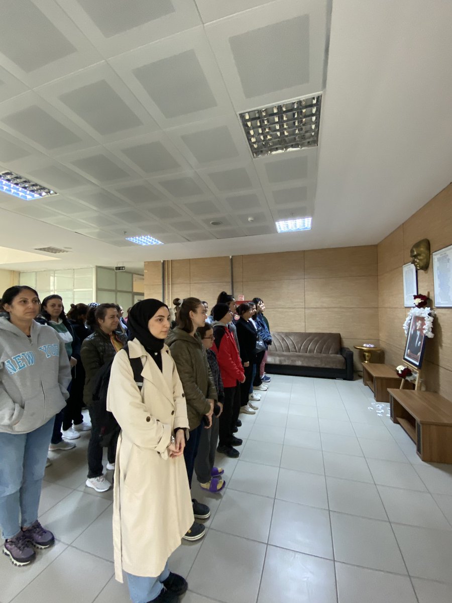 genclerleegitim's tweet photo. Yurt müdürlüğümüzde öğrencilerimizle birlikte  Atatürk’ümüzü ölüm yıldönümünde andık. 

"Benim naçiz vücudum elbet bir gün toprak olacaktır, ancak Türkiye Cumhuriyeti ilelebet payidar kalacaktır." Mustafa Kemal Atatürk 
@MineTemel189123 @EdirneKYGM @selimakGSB @GSB_Edirne https://t.co/A6wWV3rJFv