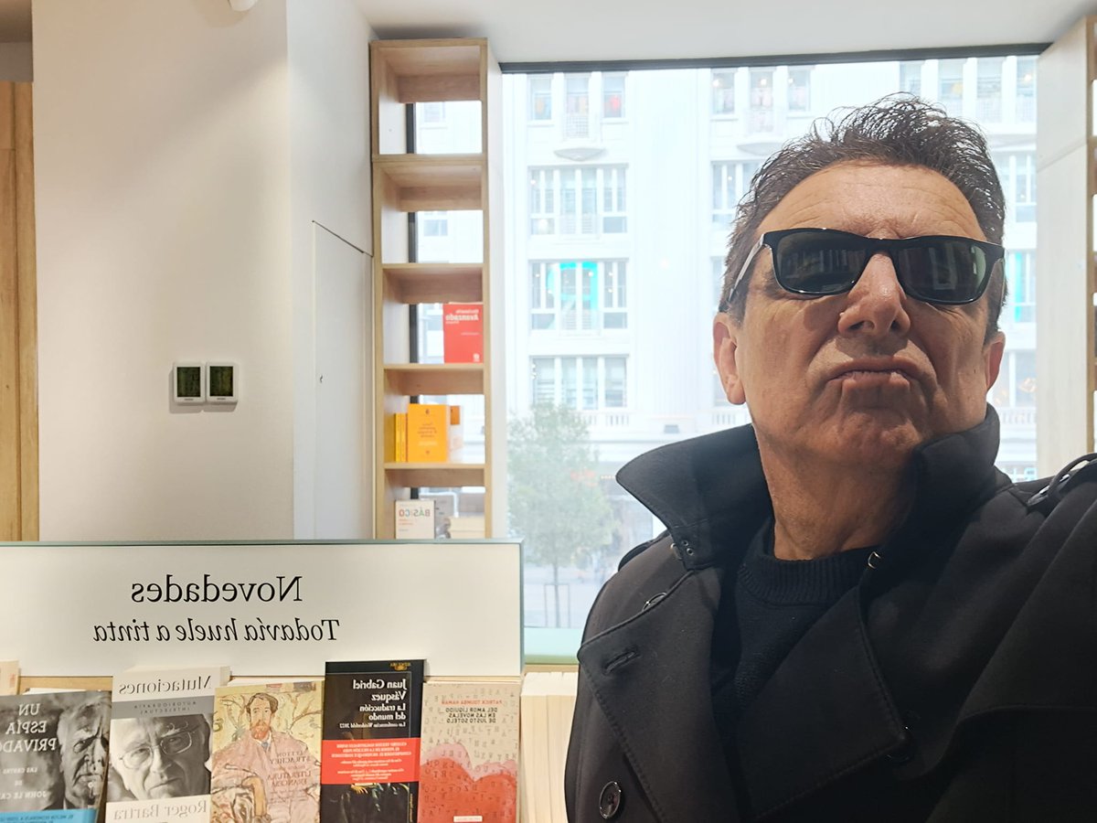 justosotelo's tweet photo. "Tú eres el protagonista de todas tus novelas". 
Me  dijo ayer por la tarde mi querido cura Javier Ruiz de Arcaute, al que  visité en el hospital tras otra recaída a sus 88 años. Fue cuando le enseñé la foto que me había sacado en la Casa del Libro.
https://t.co/VSxUE5nMd0 https://t.co/vWEGiTv3DZ