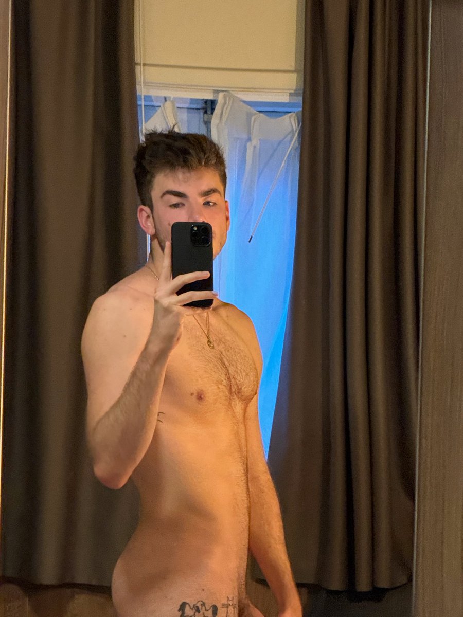 romeohomo's tweet photo. My hair is a bit messy https://t.co/sg5JfmZHZn