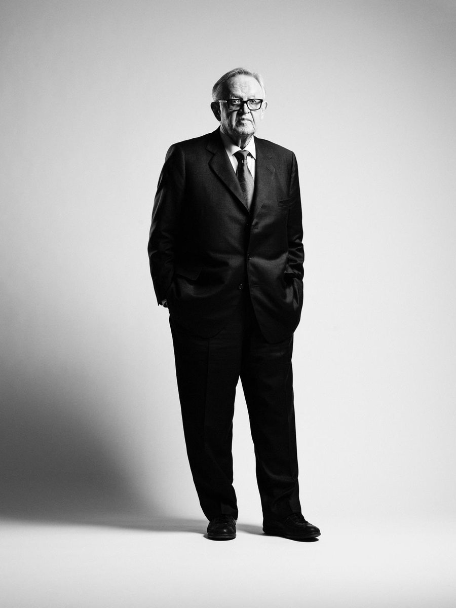 Tänään Martin päivänä hiljenemme kunnioittamaan suomalaisen suurmiehen elämää ja elämäntyötä.

Saatamme presidentti Martti Ahtisaaren haudan lepoon.

Martti oli Viipurin poika. Evakko. Aviomies. Isä. Diplomaatti. Presidentti. Ystävä. Koko kansan Martti. Maailmankansalainen.