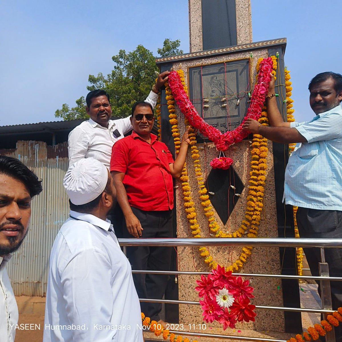 mgp4887's tweet photo. ಇಂದು ಹಜರತ್ ಟಿಪ್ಪು ಸುಲ್ತಾನ್ ರವರ ಜನ್ಮದಿನದ ಪ್ರಯುಕ್ತ ಚೌಕ್ ನಲ್ಲಿ ಹೂ ಮಾಲೆ ಅರ್ಪಣೆ ಮಾಡಲಾಯಿತು.

#tippuSultanJayanti https://t.co/iMTbzqcvd2