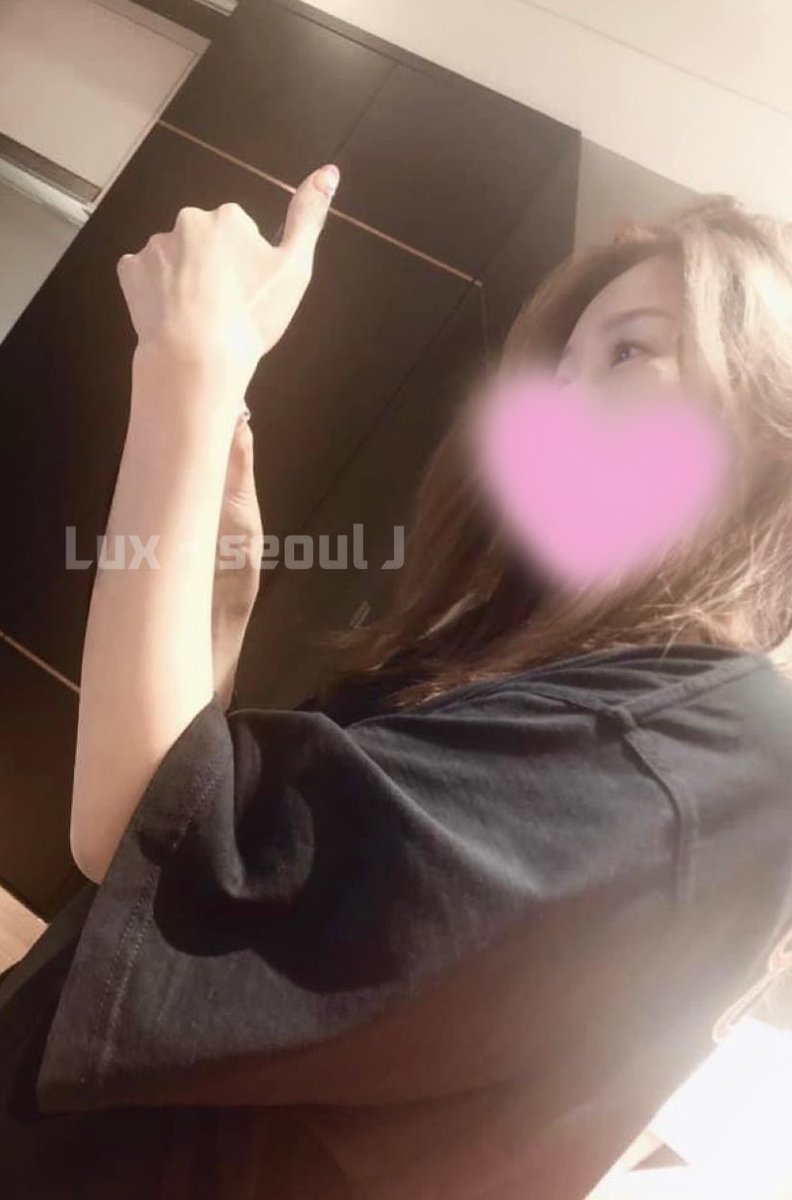 와이프 일상사진입니다. 저한테는 이쁜사람
살짝 까칠하지만 평범한 저에겐 과분하지요. 
혹시 알아보시는분들 계실까봐 망설이다가 
많이들 궁금해하셔서 용기내어 올려봅니다. 

추운데 감기 조심하세요 트친님들 ^^