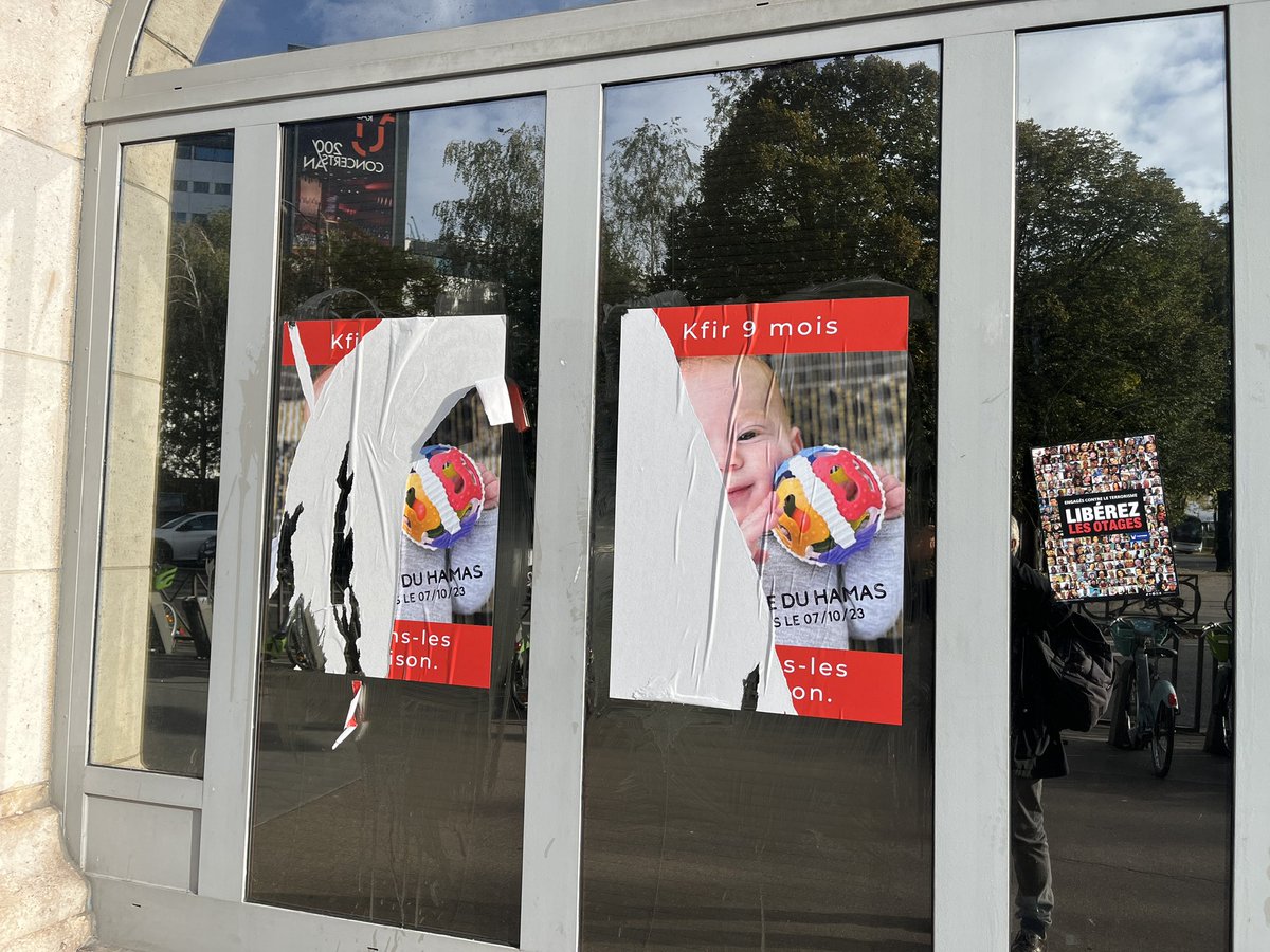 askolovitchC's tweet image. Aux piètres âmes qui lacèrent les photos d’enfants otages, peut-être morts au moment où l’on profane leur sourire, je dis ma pitié. Il doit être terrible d’être aussi laid.