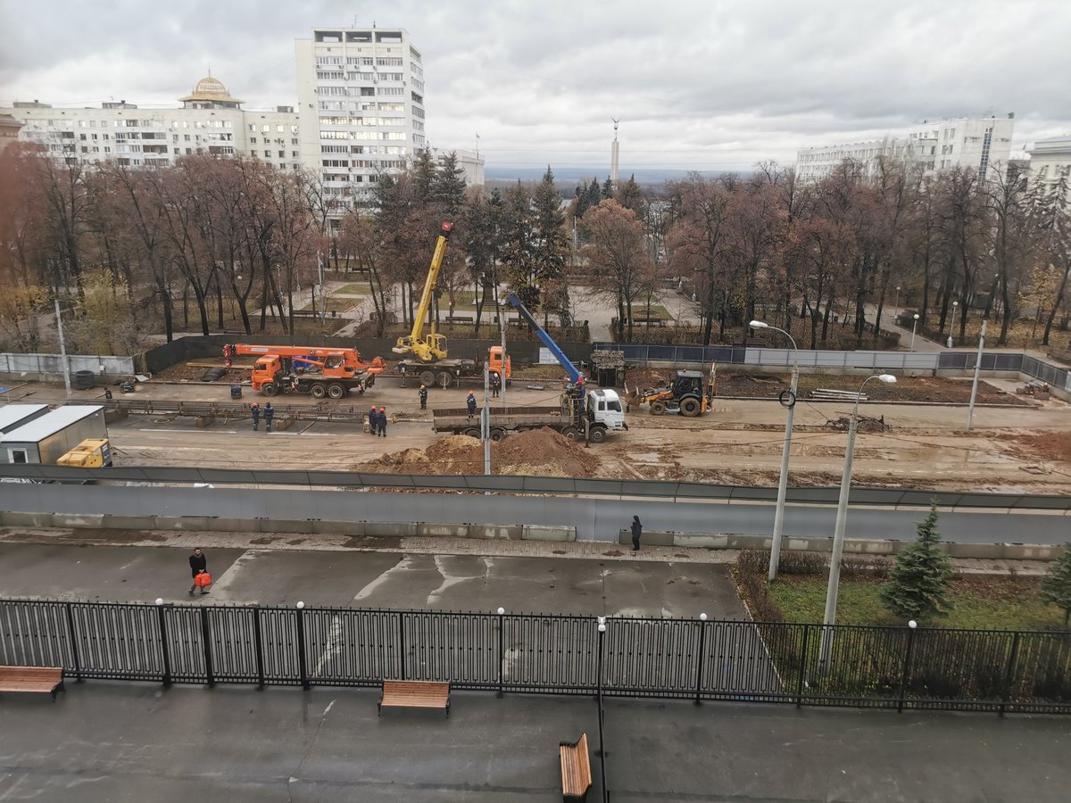 Вот не могу понять почему у нас стройки обязательно сопровождаются вырубкой деревьев, фактически уничтожая скверы, исторически привычные виды. Строительство метро на ул. Самарская