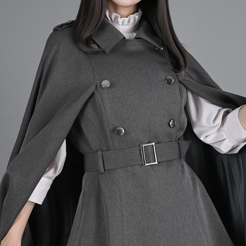 【クロークコート　グレー】
動くたびにマントの揺らめきで生まれるドレープが美しい、ぱっと目を引く洗練されたディテールが随所に光るコート。
主役級の高級感がありながら、何色にも合わせやすくコーディネートの幅を広げてくれます。nos-project.jp/view/item/0000…