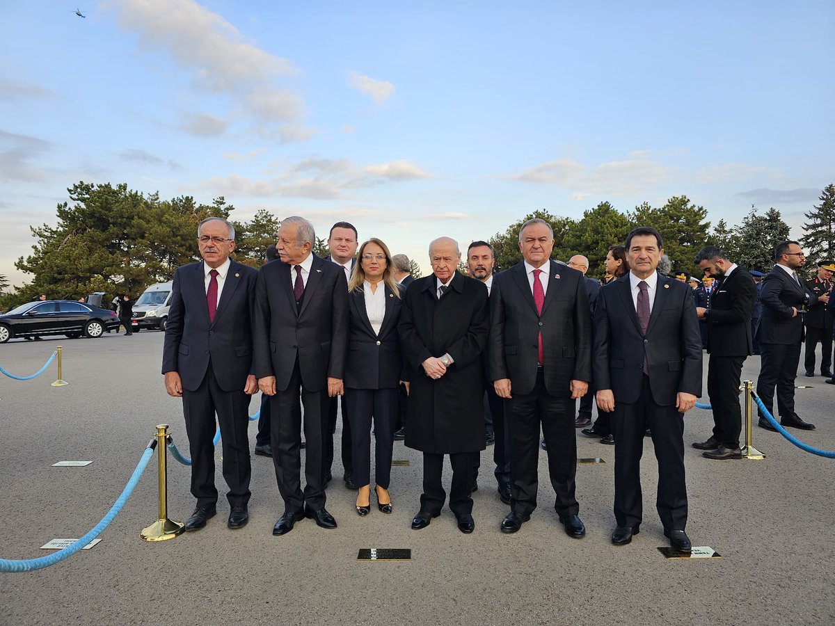 MHP_Bilgi's tweet photo. Genel Başkanımız Sayın Devlet Bahçeli, Anıtkabir'de düzenlenen 10 Kasım Atatürk'ü Anma Törenlerine katıldı. https://t.co/0pKBD3pzgC