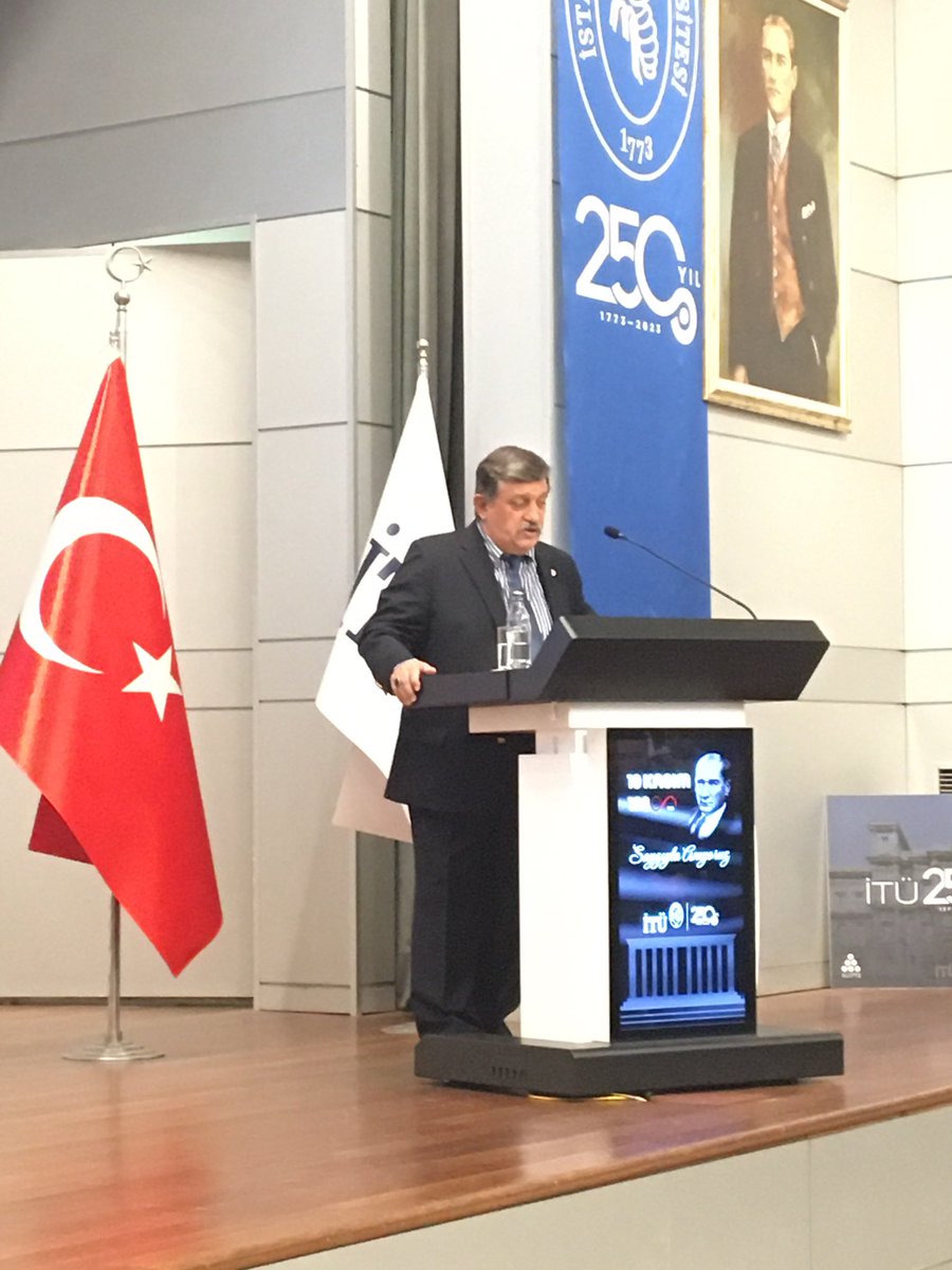 Gazi Mustafa Kemal’in aramızdan ayrılışının 85. yıldönümünde Bölüm başkanlarımızdan emektar hocamız Dr. Öğr. Üyesi Sait Kofoğlu konuşmasını yapıyor. Başta #GaziMustafaKemal olmak üzere tüm silah arkadaşlarını ve milli mücadele şehitlerini rahmetle anıyoruz. <a href="/itu1773/">İTÜ - İstanbul Teknik Üniversitesi</a> #10Kasım