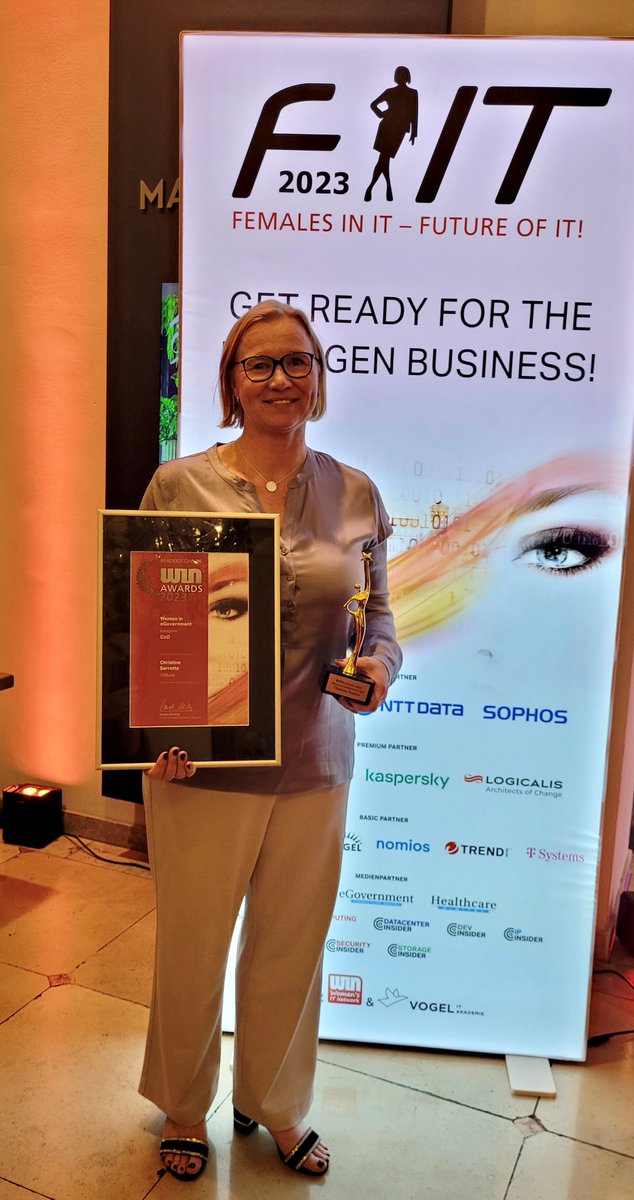 ITZBund's tweet photo. Herzlichen Glückwunsch! Wir gratulieren unserer technischen Vizedirektorin Christine Serrette zum „Women of the Year“-Award. Sie hat den ersten Platz des Publikumspreises im Bereich „Women in eGovernment“ in der Kategorie „Leadership“ erreicht.
#WINAwards #WIN #WomeninIT https://t.co/b5Nz1zDEPA