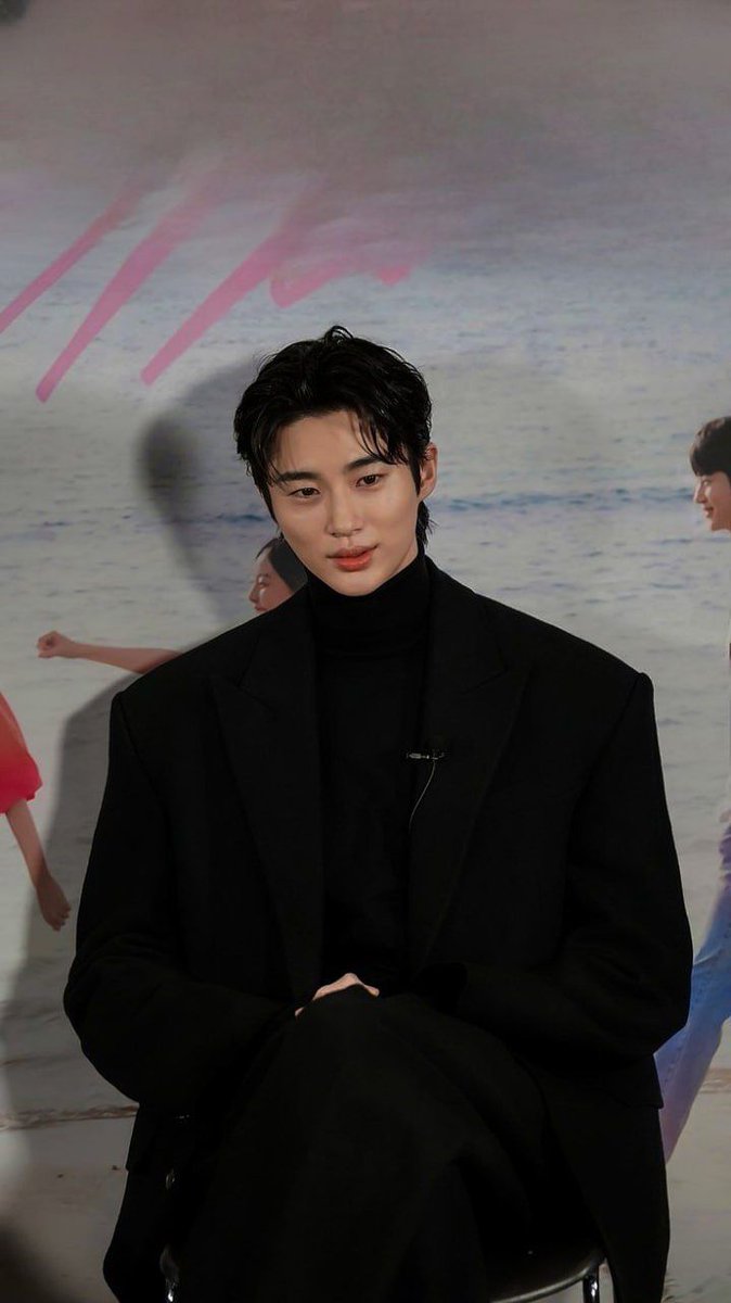 "𝐂om minha pena escrevo a 𝕤𝕒𝕟𝕘𝕦𝕖 minha história alimentada por 𝕤𝕠𝕞𝕓𝕣𝕒𝕤, essas minhas irmãs, filhas da 𝕟𝕠𝕓𝕣𝕖𝕫𝕒. 𝐄 na penumbra das páginas me escondo de minha linhagem, eu jaz vampiro atormentado pela dor 𝕒𝕟𝕔𝕖𝕤𝕥𝕣𝕒𝕝 que faz surgir lágrimas de sangue".