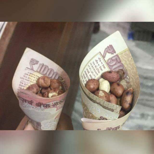 amitpatelrjd's tweet image. देश विकास इस तरह कर रहा है की लोग #नोट #बंदी के बाद खुश होकर दूसरे देश से लाए हुए काले #धन का सहयोग से #मूंगफली खा रहें है