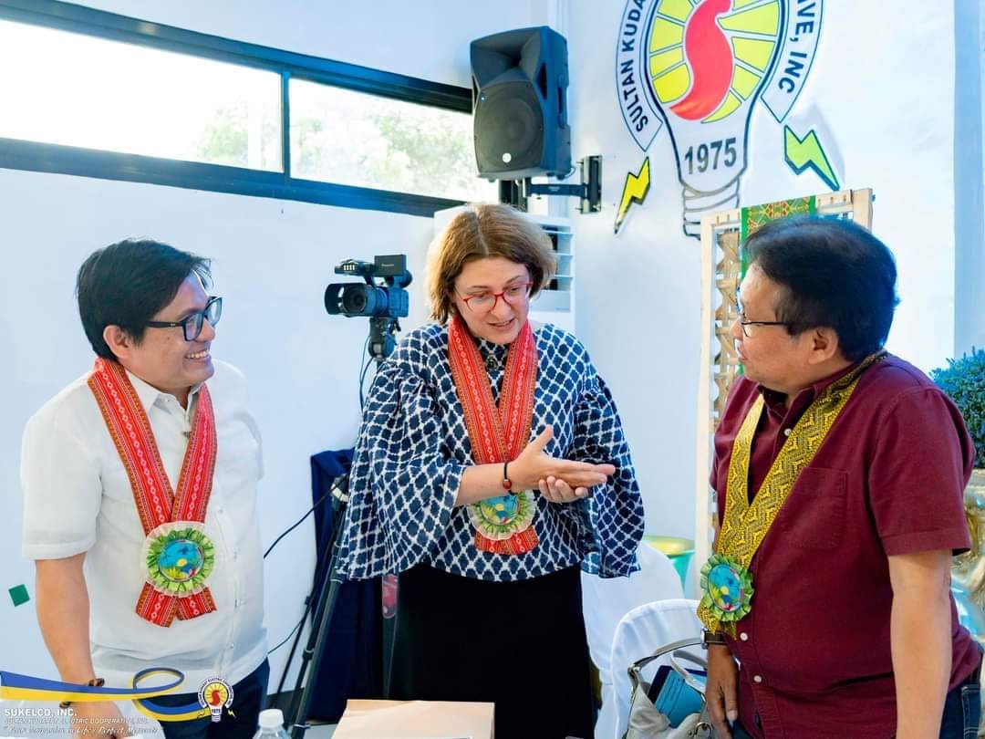 MinDAgovph's tweet photo. Deputy Executive Director @yomontenegro represented MinDA Secretary Maria Belen Acosta at the Ceremonial Switch-On of the EU funded solar-powered post harvest facilities in Sultan Kudarat under the I-PURE Project.
#IntegratingMinDAnao #EnergyTransition #GoREnewables #5050By2030 https://t.co/rqAYkiK3Ni