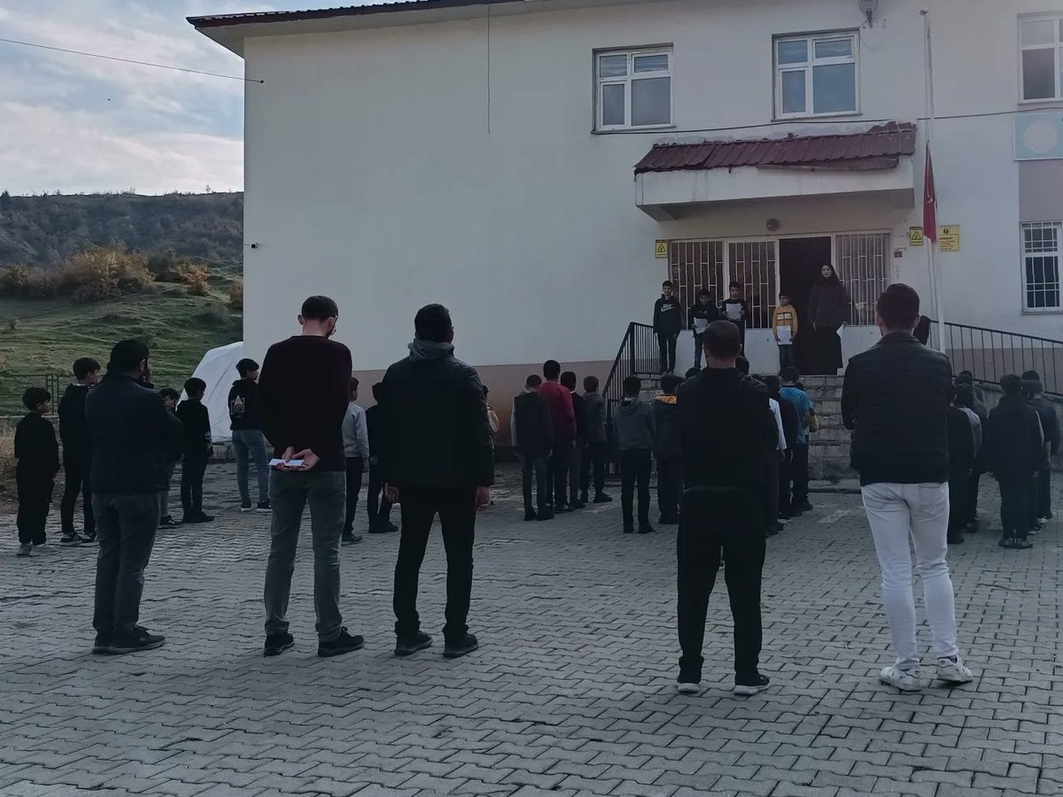IhoYesilova's tweet photo. Gazi Mustafa Kemal Atatürk'ün  ölümünün 85. yıl dönümünde okulumuzda anma programı düzenlendi.  Programı düzenleyen Türkçe Öğretmenimiz Sümeyye DUYU ve emeği geçen öğrencilerimize teşekkür ediyoruz.
#bitlis
#hizan
#yeşilovaiho
#10kasım 
#Atatürküanma https://t.co/S0GiAwJdb6