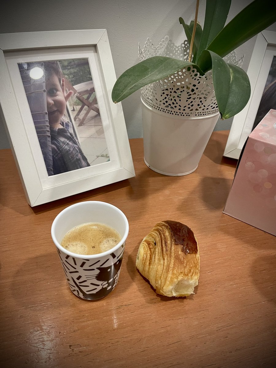 StphanieLepell1's tweet image. Quand tu as un professeur qui s’arrête au niveau du parking pour te donner une chocolatine un vendredi …tu te dis que la journée commence bien 🤩 
#perdir #perdir2022 #bienetre