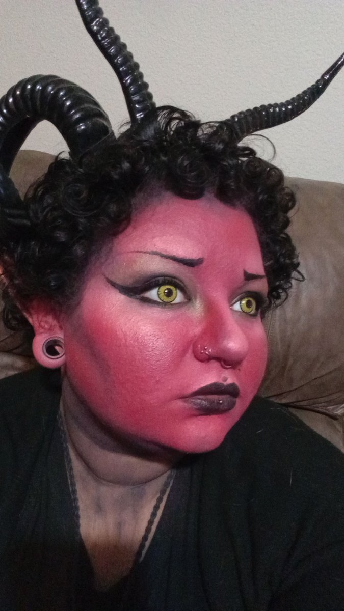 Lexi_Lovevamp's tweet photo. This year's oc demon variant
#oc #demon #demonmakeup #splittongue #fangs https://t.co/u4yyW0YxO0