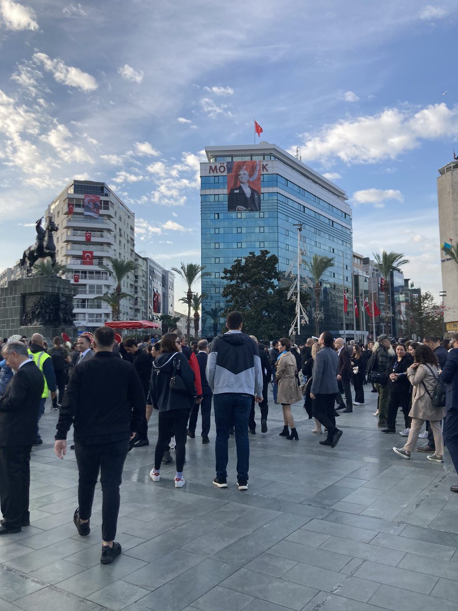 HALK-LiS Karabağlar İlçe
Başkanlığı olarak Ulu Önder Gazi Mustafa Kemal Atatürk'ün 85. Ölüm yıl dönümünde Cumhuriyet
Meydanın’da anma törenine katılım sağlamış
bulunmaktayız.

Saygı, Sevgi ve Minnetle aniyoruz. 1881-193♾️