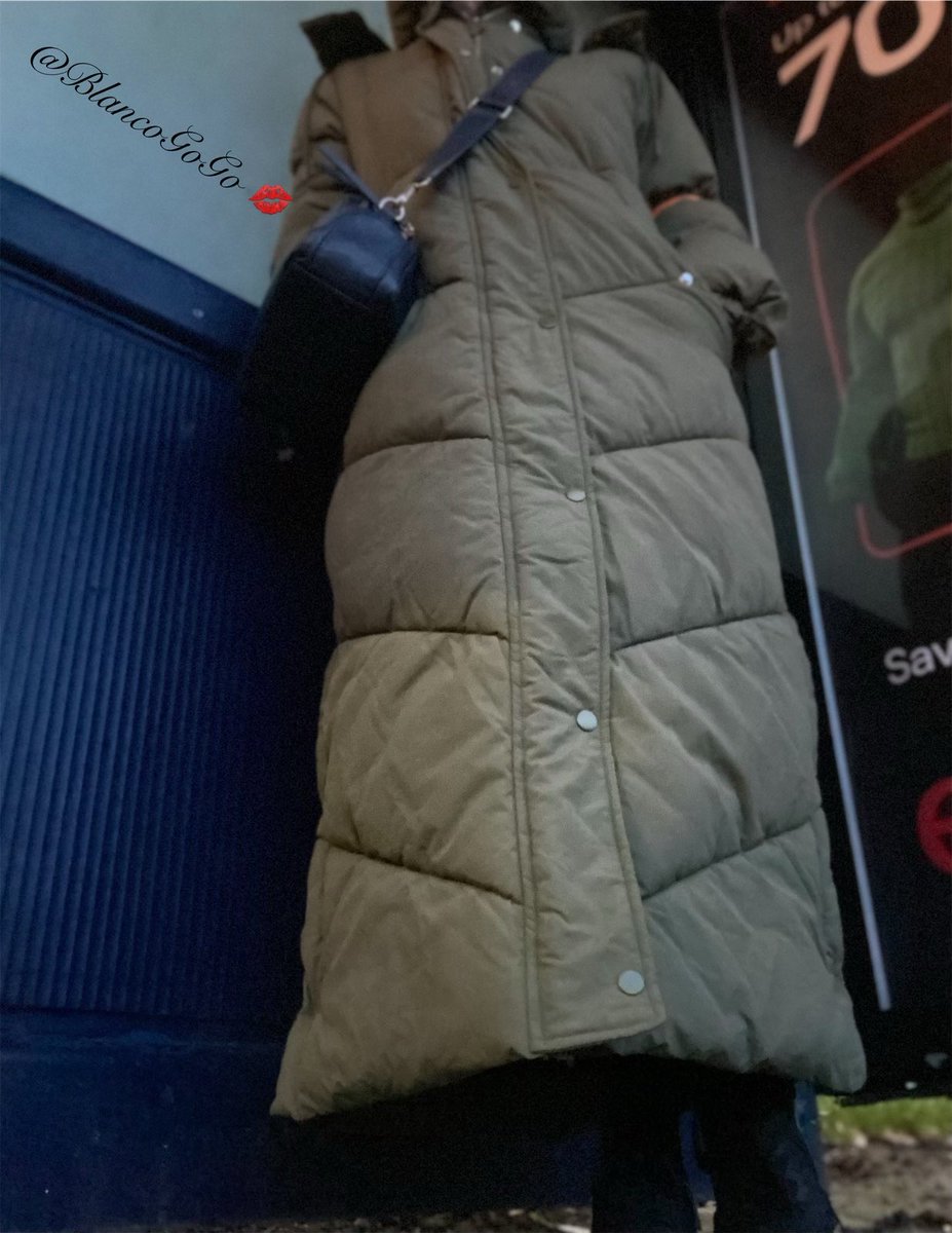 BlancoGoGo's tweet photo. I am literally a walking #duvet
#BusStopWanker https://t.co/Jw0PJ93igy