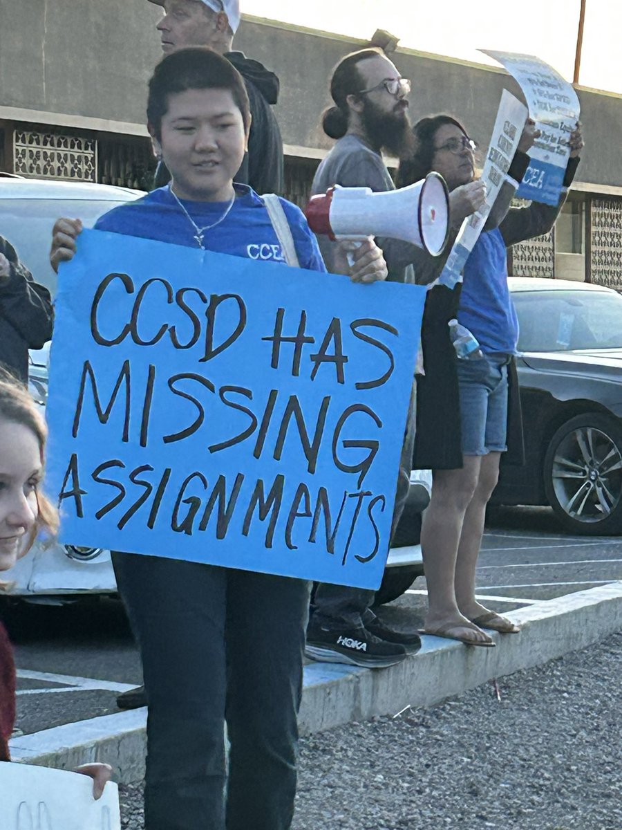 Thank you kindly, Clark County School District Students for organizing this protest and your powerful voice! 
Students will always be #1 to teachers. @ClarkCountySch @CCSD_Trustees 
Invest in education, invest in teachers, invest in the future
#contractnow#cceastrong