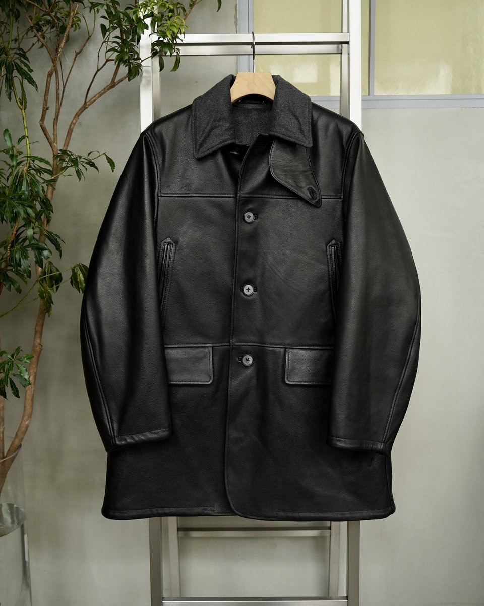 こちらもMAATEE & SONSのレザーカーコート。今期はシングルにハーフ