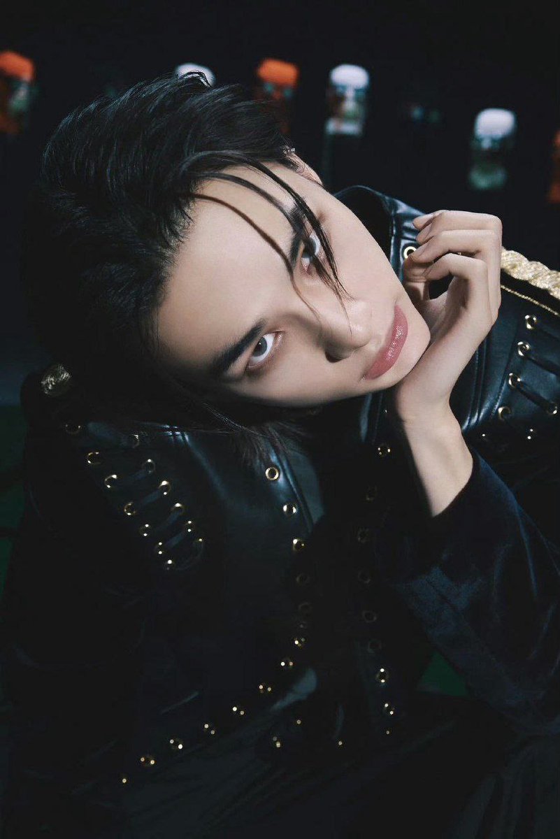 هیونجین خیلی خوشگل و با استعداد و خفنه هر کی اعتراض داره بره با دیوار بحث کنه