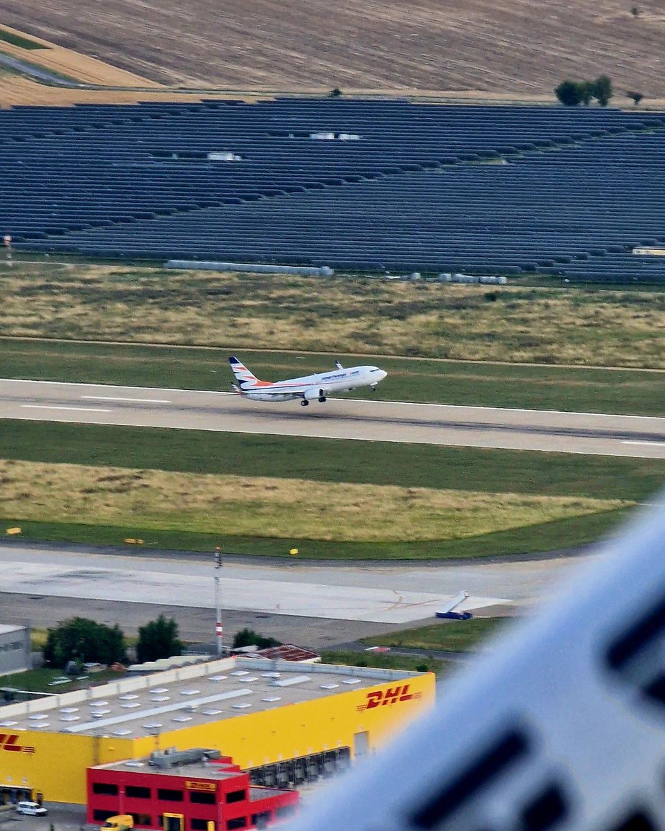 volantis4pilots's tweet photo. Gotcha, Smartwings! 🛫😉 Freezed for eternity. ❄️✨ #Smartwings #FrozenInTime #plane #aircraft #takeoff #Airport #runway #Boeing #cessna @smartwings.official #cessna172 #studentpilot #studentpilots #letadlo https://t.co/zuuzi4Ug8Q
