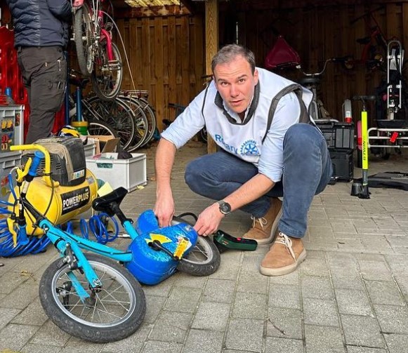 RotaryD1620's tweet photo. Child poverty is close to our hearts and we, all members of Rotary Roeselare RSL, showed the youngsters how to maintain and repair their bikes themselves.  
#rotary #serviceaboveself #peopleofaction #proudrotarian #rotary #rotarybelgium #rotaryinternational #roeselare https://t.co/L8WYhlShrG