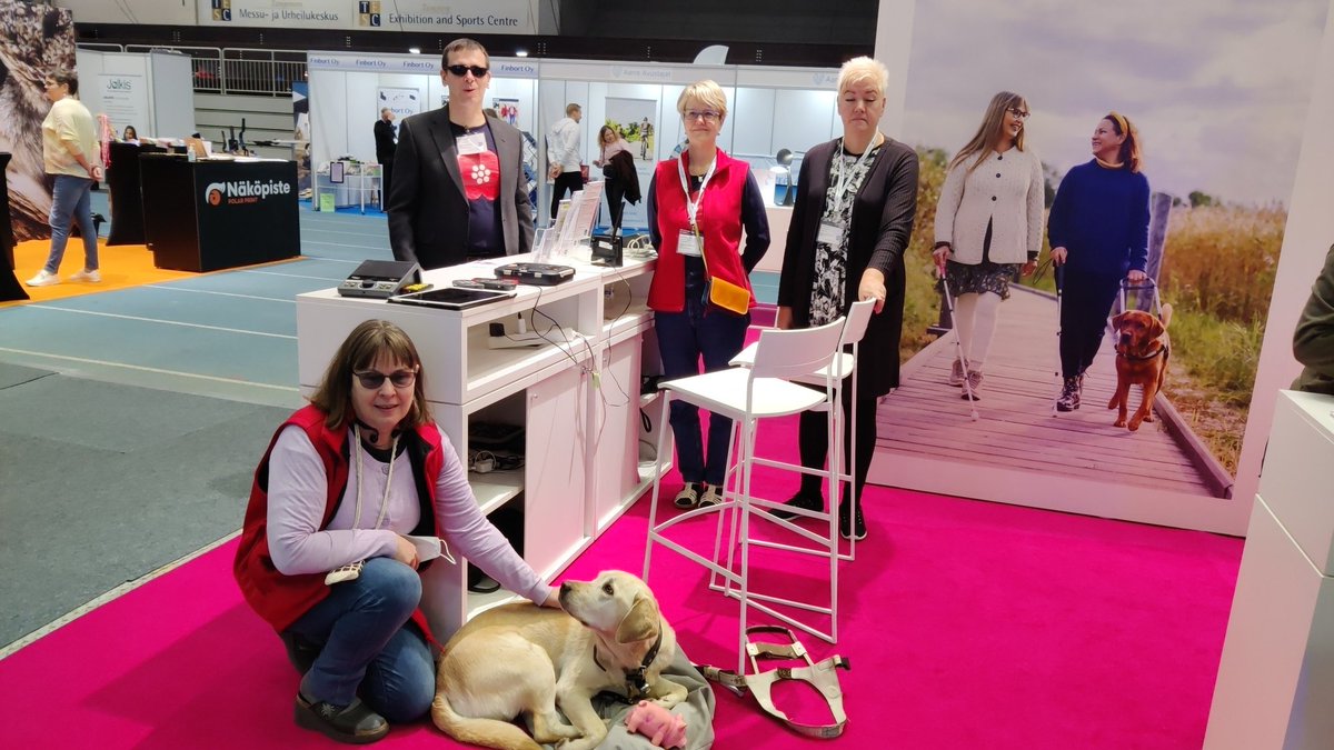 HeiniLiimatain's tweet photo. #Clara valmiina #tassuterapia päivään @Apuvaline @NKLry #Opaskoira https://t.co/zTmLb9CoBF