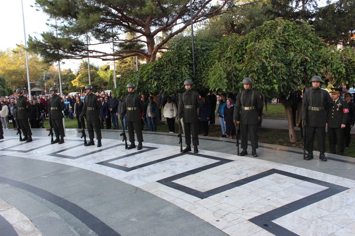 'Atatürk’ü Anma Günü Çelenk Sunma Töreni”ne; Meclis Başkanımız İsmail Hakkı Özsan, Meclis Üyelerimiz ile oda personelimiz katıldı. Ayrıntılar; kirklarelitso.org.tr/2023/11/10/10-… 'de. @SonerILIK @HakkOzsan