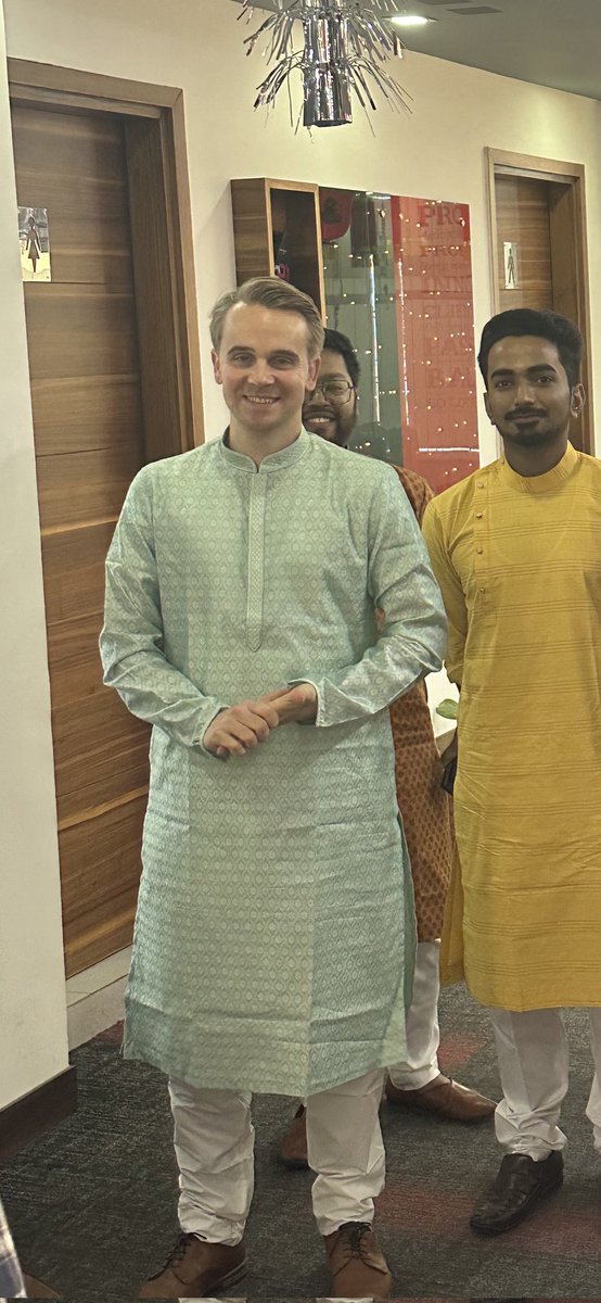 My colleague from Germany visited the India office today and was surprised to see everyone wearing traditionals (We had our Diwali Puja in office today). Everyone wanted him to wear Kurta Pajama and to my surprise @letsblinkit was delivering in less than 10 mins!!! Amazing!
