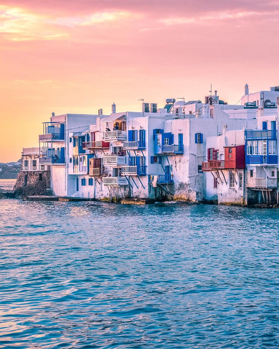 Sunsets and sea whispers create poetry in the picturesque corners of Little Venice, #Mykonos #LittleVenice
📷:@Izkiz