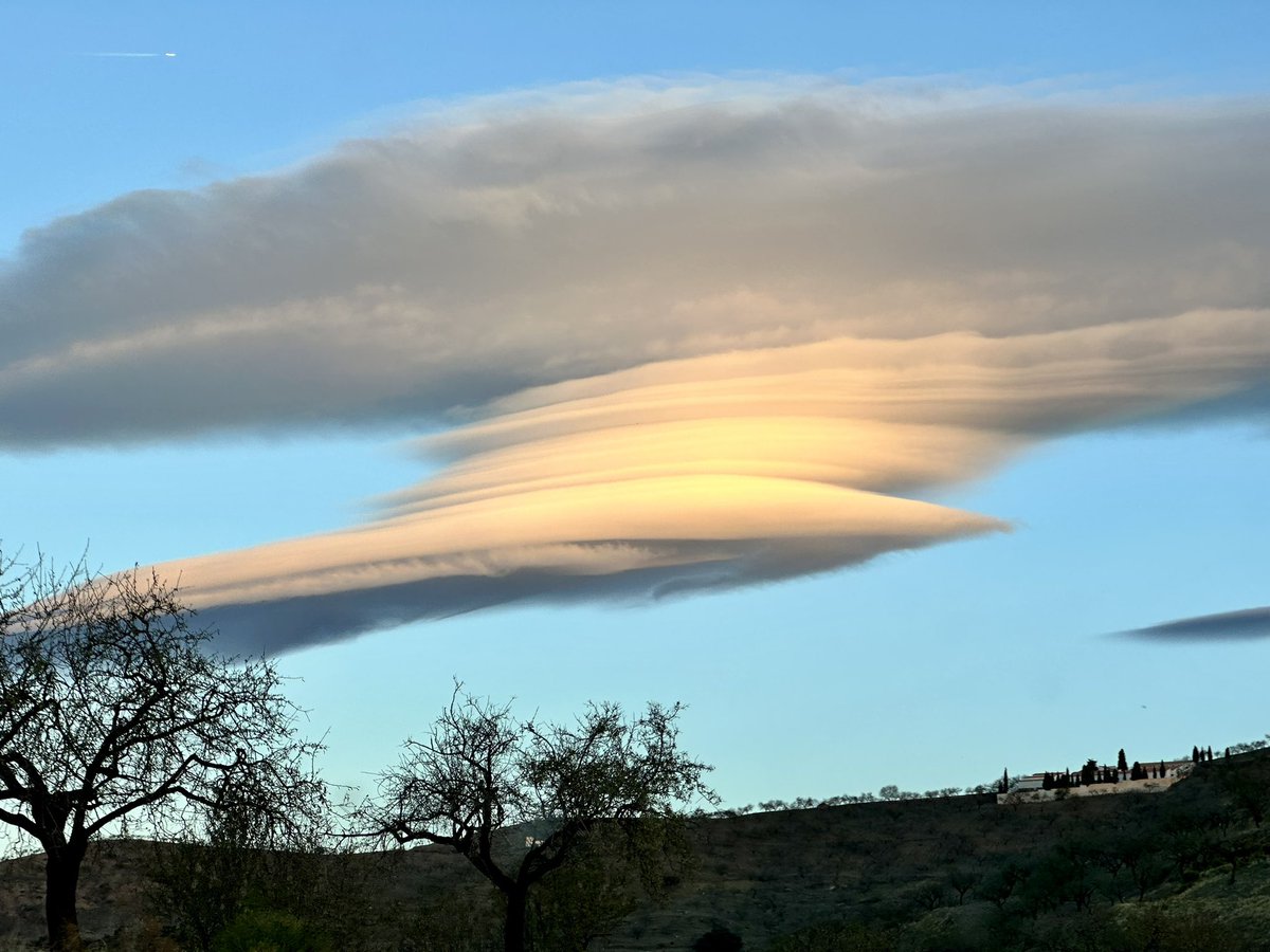 Granaino_lr's tweet photo. El viento se hace notar a mayor altura y nos regala estas nubes #Lenticulares #Contraviesa #CostaTropical #Granada @MeteoChatSE https://t.co/N2LDRS3M4V
