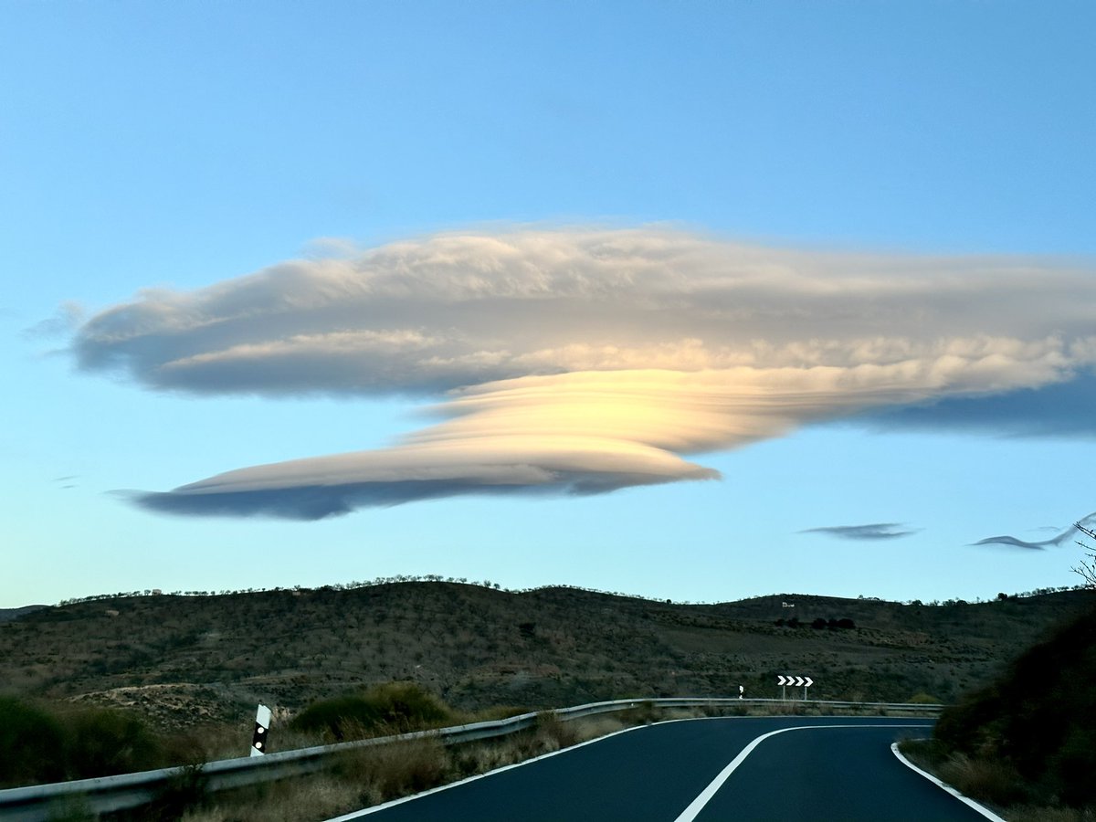 Granaino_lr's tweet photo. El viento se hace notar a mayor altura y nos regala estas nubes #Lenticulares #Contraviesa #CostaTropical #Granada @MeteoChatSE https://t.co/N2LDRS3M4V