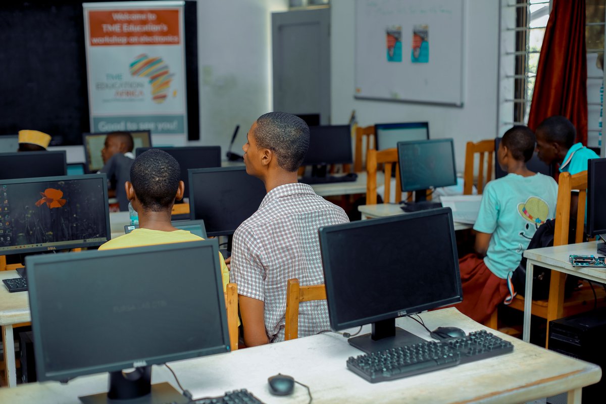 DTBi_tz's tweet image. The @dtbi in collaboration with @airtel_tanzania through #Fursalabprogram organizing training on #arduinoprogramming to empower students from kijitonyama who are the first beneficiaries of the program, to become future ready through early exposure to coding and robotics.