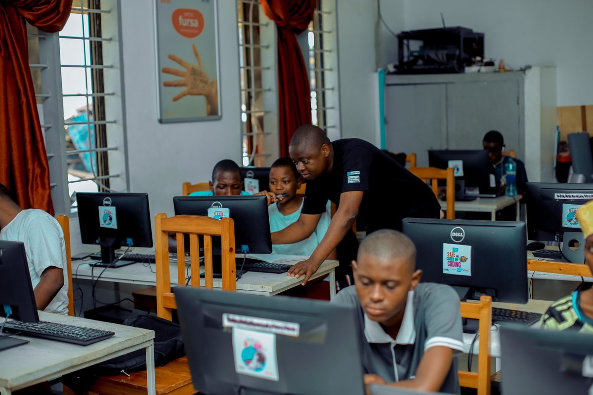 DTBi_tz's tweet image. The @dtbi in collaboration with @airtel_tanzania through #Fursalabprogram organizing training on #arduinoprogramming to empower students from kijitonyama who are the first beneficiaries of the program, to become future ready through early exposure to coding and robotics.