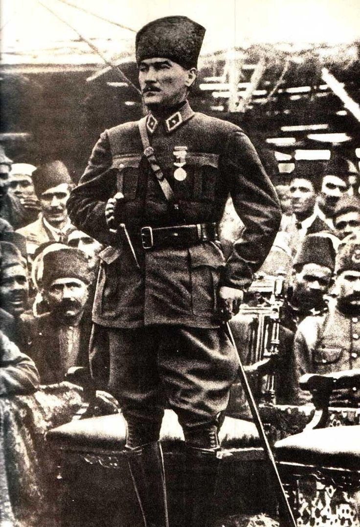 Onun yolundan gitmek ne büyük gurur, ne büyük şeref… Fikirlerinin, sonuna kadar arkasındayız! Bedenen aramızdan ayrılışının 85. Yıl dönümünde ulu önderimiz Gazi Mustafa Kemal Atatürk’ün aziz hatırası önünde saygıyla eğiliyorum… #10Kasım