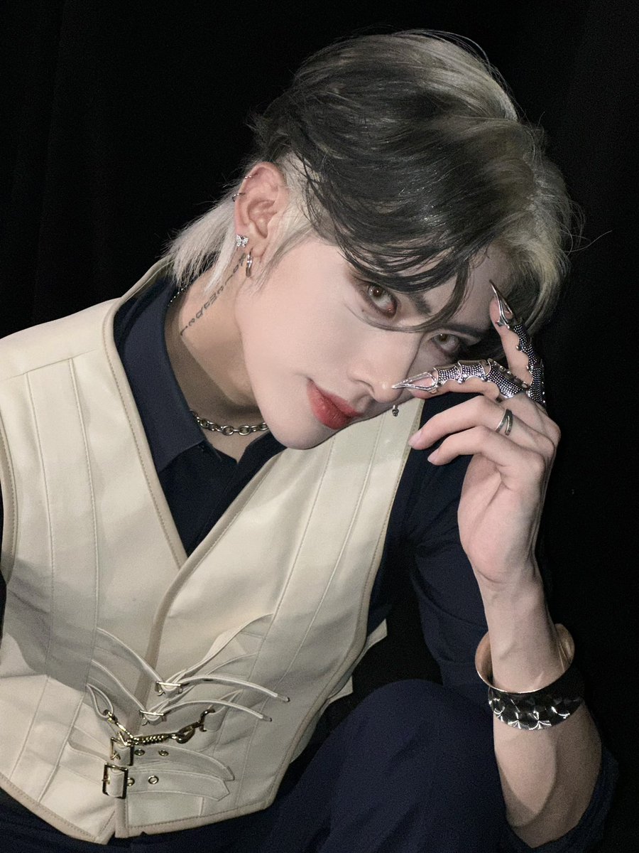 ZB1_official's tweet image. _💌

어제 오랜만에 Mcountdown 컴백했어요 열심히 준비 했으니까 제로즈들 예쁘게 잘 봐주세요 그리고 처음으로 손에 긴 nail 너무 재미있어서 손위주로 포즈 해봤어 어때요? 

#RICKY #리키
#ZEROBASEONE #ZB1 #제로베이스원