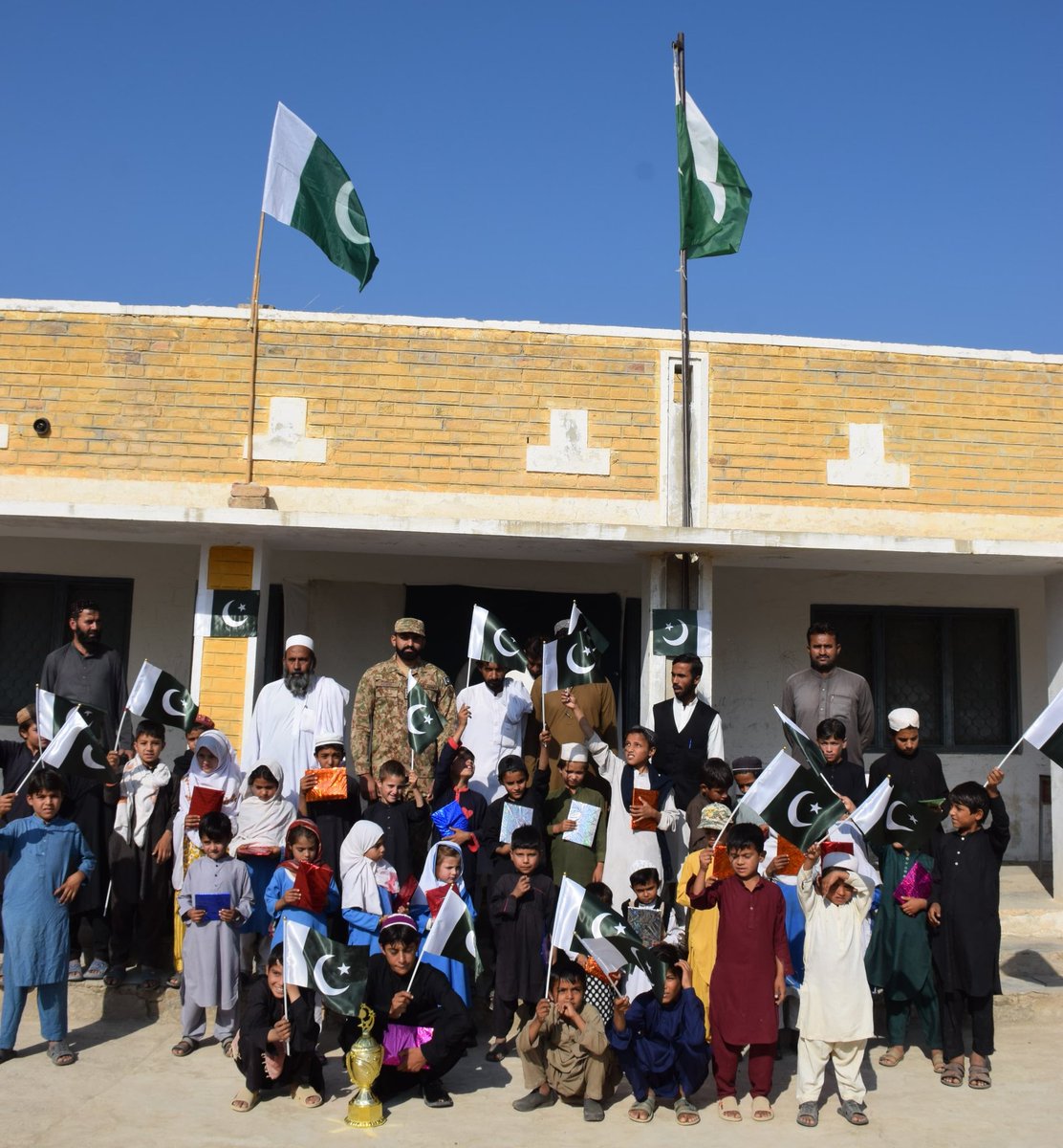 جنوبی وزیرستان کے مختلف علاقوں کے اسکولوں میں بھی اقبال ڈے بھرپور ملی جوش وجذبے سے منایا گیا۔ مختلف پروگرامز کا انعقاد ہوا پروگرام کا آغاز قرآن باک کی تلاوتِ سے کیا گیا، طلباء کے علاؤہ  علاقائی عمائدین نے بھی بھرپور انداز میں شرکت کی۔ ۔ #SouthWaziristan_Updates