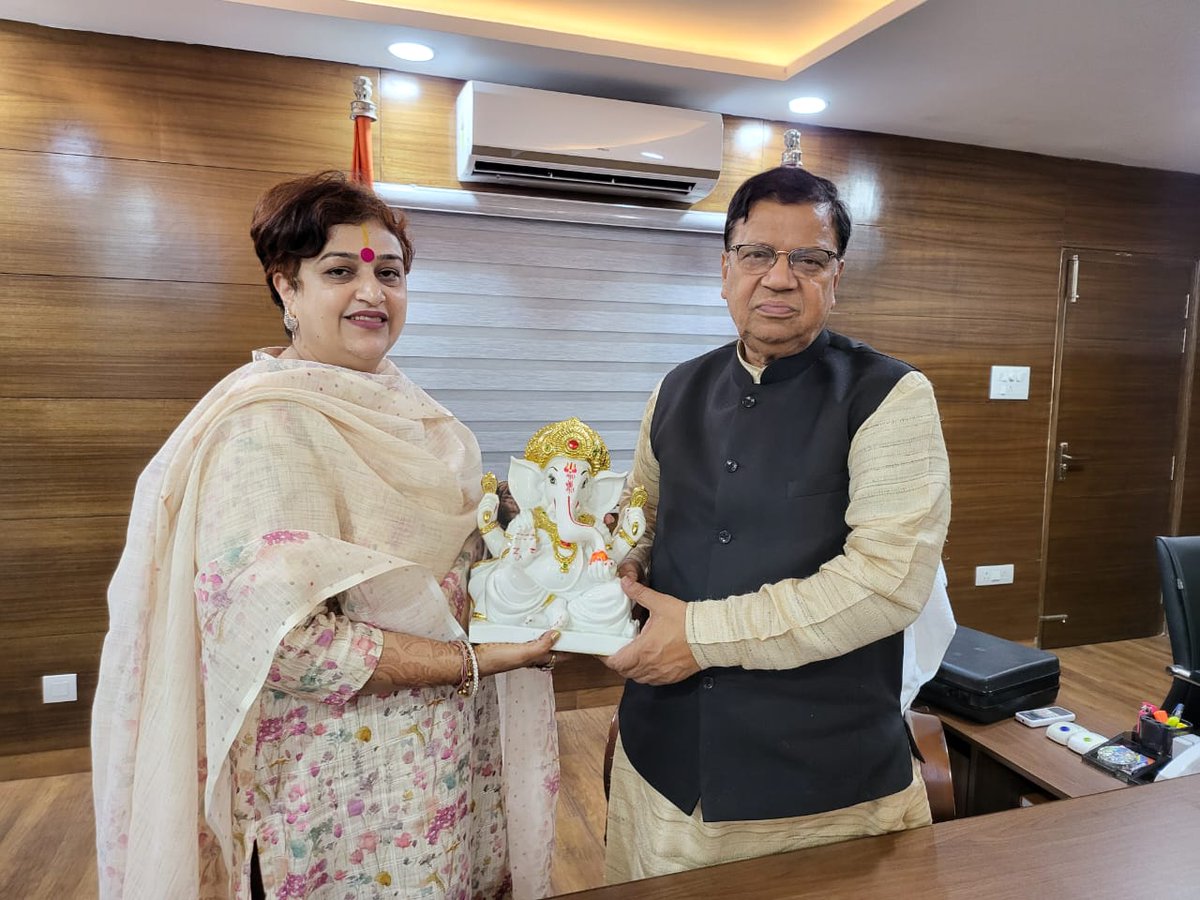 ranjeeta4bjp's tweet photo. @BJP4Haryana के कैबिनेट मंत्री @drkamalguptabjp से मुलाकात कर दीपावली की शुभकामनाएं दी।

#BJP4Haryana #BJPHaryana
#BJYM #BJYMHaryana 
#MahilaMorcha #BiplabKumarDeb 
#NayabSinghSaini
#bjppanchkula

#RanjeetaMehta
#Hsccw #Hgs
#News 
#NewsUpdate
#ElectronicMedia https://t.co/PKoA39egUT