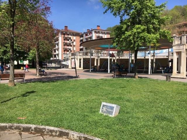 💐Azaroak 10 Memoriaren eguna. 19:00etan J.M Barandiaran parkeko monolitoan udal ordezkarien lore eskaintza #Beasain #bizikidetza
💐10 de noviembre, Día de la memoria. A las 19:00 ofrenda floral de representantes municipales en el monolito de J.M. Barandiaran parkea #convivencia