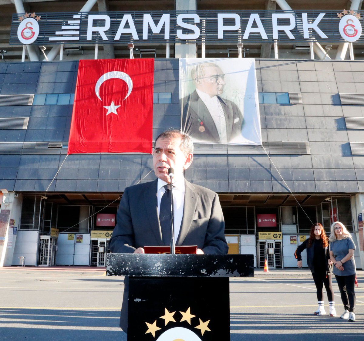 GalatasaraySK's tweet photo. Ulu Önderimiz Atatürk, stadımızdaki törenle anıldı. #10Kasım

🔗 https://t.co/3NbyidrRqA https://t.co/lVoUre54vA